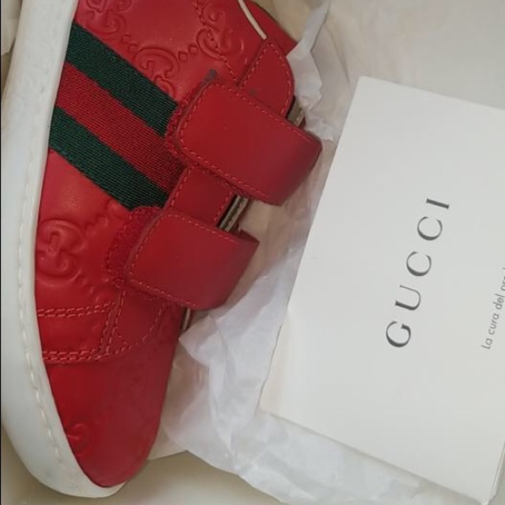 Kids size 13 Gucci shoe comes with box